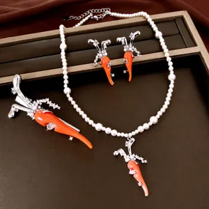 Luxus Kupfer Zirkonia Karotte Anhänger Künstliche Perle Halskette Ohrringe Haarklammer Set Süßer Mode Schmuck Für Damen