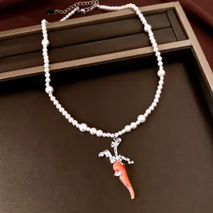 Elegante Perlenkette mit einem funkelnden, mit Zirkonia besetzten Karottenanhänger für Damen