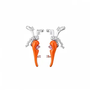 Handgefertigte Karotten-Ohrstecker mit Emaille und rosa herzförmigen Zirkonia-Steinen