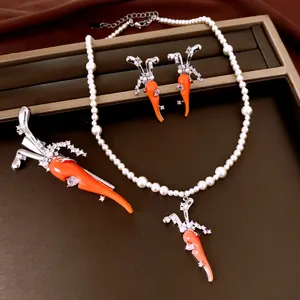 Luxus-Schmuckset mit Karotten-Design, Perlenkette, Ohrringen und Haarnadel mit Zirkon