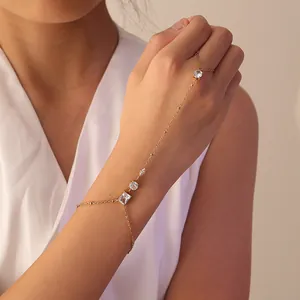 Vista detallada de una elegante cadena de mano de acero inoxidable dorado con circonitas