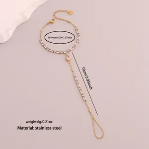 Detalle de cadena de mano de acero inoxidable con medidas y circonitas cúbiche.
