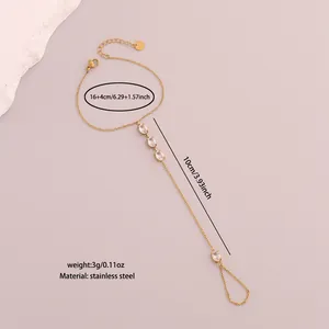 Vista detallada de una pulsera de dedo de acero inoxidable dorado con circonitas