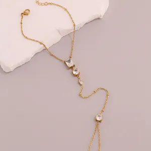 Primer plano de la pulsera de dedo de acero inoxidable dorado con circonitas blancas