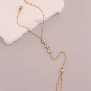 Vista detallada de una elegante pulsera de dedo de acero dorado con circones ovalados