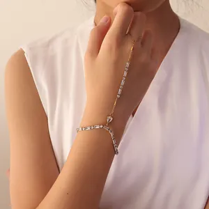 Primer plano de una elegante pulsera de anillo de acero inoxidable dorado con circonitas