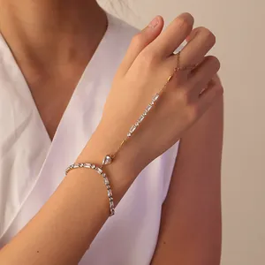 Vista detallada de una elegante pulsera de anillo dorada con piedras de circonita blanca