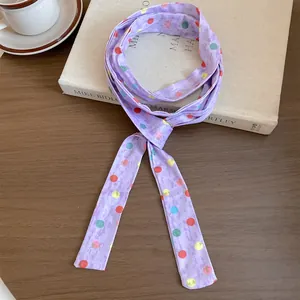 Gedetailleerde weergave van een paarse polyester sjaal-halsketting met kleurrijke stippen