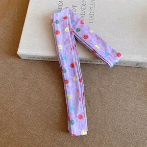 Detail van paarse dopamine-stijl polyester lint sjaal met kleurrijke stippen patroon