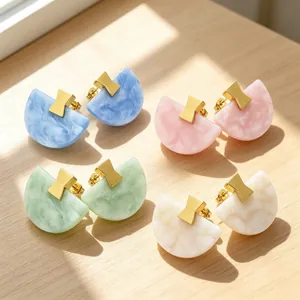 Ensemble de boucles d'oreilles éventail en résine macaron avec détails géométriques dorés