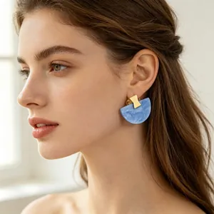 Boucles d'oreilles chic en résine marbrée bleue avec tige géométrique plaquée or