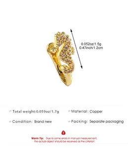 Détail du bijou de nez hippocampe doré vintage sans perçage avec pierres zircons
