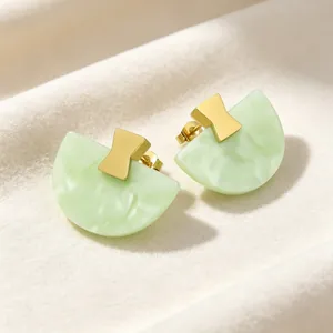 Gros plan de boucles d'oreilles en résine en forme d'éventail plaqué or en titane