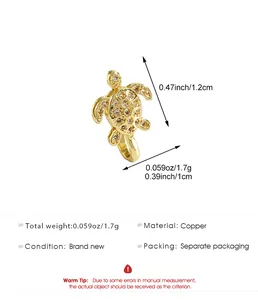 Vue détaillée montrant les dimensions d'un clip de nez tortue dorée serti de zircons