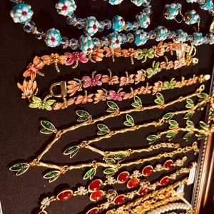 Variété de colliers de luxe en perles acryliques et émail colorés pour femmes