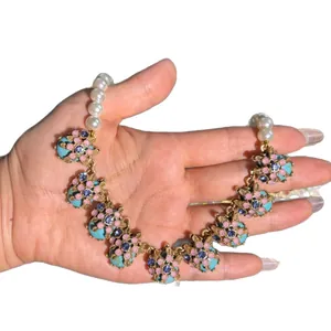 Collier en perles acryliques de style vintage avec breloques florales roses et bleues