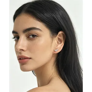 Gros plan d'une boucle d'oreille minimaliste en argent s925 et zircon sur mannequin