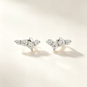 Vue détaillée de boucles d'oreilles en argent s925 avec pierres CZ étincelantes et fermoir