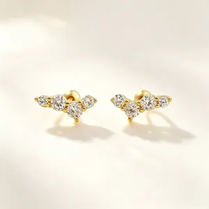 Gros plan de boucles d'oreilles en argent S925 doré avec des zircons étincelants