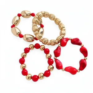 Conjunto de cuatro pulseras elásticas de cuentas de acrílico rojo y dorado para mujer