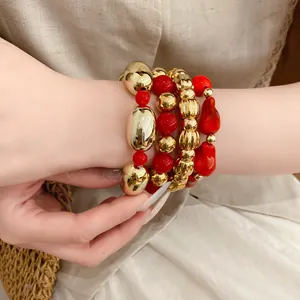 Primer plano de conjunto de pulseras elásticas con cuentas acrílicas rojas