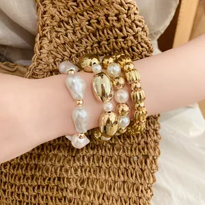Primer plano de un juego de cuatro pulseras elásticas geométricas irregulares en la muñeca