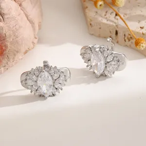 Detalle de clips de lujo para auriculares plateados con circonitas brillantes de corte marquise
