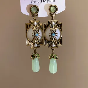 Boucles d'oreilles vintage de luxe avec pierres colorées et pampilles en forme de goutte
