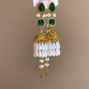 Boucles d'oreilles Jhumka vintage de luxe avec pierres vert émeraude et pompons de perles