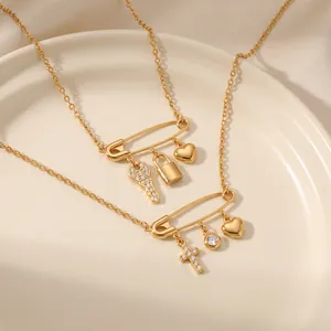 Detailaufnahme der goldenen Edelstahl-Halskette mit Herz- und Schlüsselanhängern