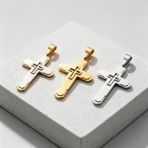 Macro di tre ciondoli a croce in acciaio al titanio spazzolato retrò, oro e argento