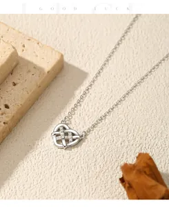 Detailopname van S925 sterling zilveren hart hanger met gevlochten Keltische knoop.