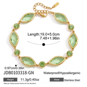 Gedetailleerd overzicht van gouden stalen armband met groene kristallen en specificaties.