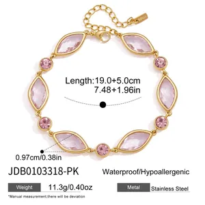 Detailweergave van de vergulde roestvrijstalen armband met roze kristallen en afmetingen