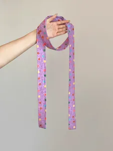 Diadema larga de poliéster morado con vibrantes lunares multicolores detalle