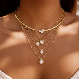 Detailansicht eines mehrlagigen goldenen Edelstahl-Halskettensets mit Zirkon-Anhängern