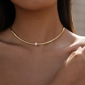 Detailansicht der goldenen Edelstahl-Schlangenkette mit marquiseförmigem Zirkonia