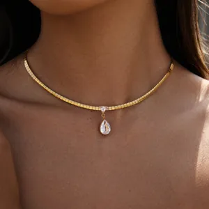 Detailansicht eines goldenen Edelstahl-Chokers mit funkelndem Tropfenkristall.