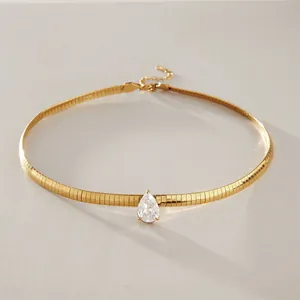 Nahaufnahme eines goldenen Schlangenketten-Chokers aus Titanstahl mit Zirkonia-Anhänger