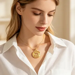 Collier pendentif famille plaqué or avec silhouettes mère et enfant sur mannequin