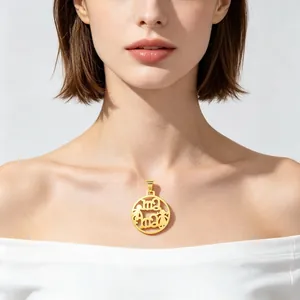 Pendentif évidé en acier titane doré mère-enfant porté par mannequin sur haut blanc cassé.