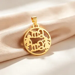 Gros plan du pendentif ajouré mère-enfant en acier titane doré sur tissu satiné