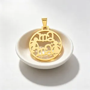 Détail d'un pendentif mère et enfant ajouré en acier inoxydable doré pour collier