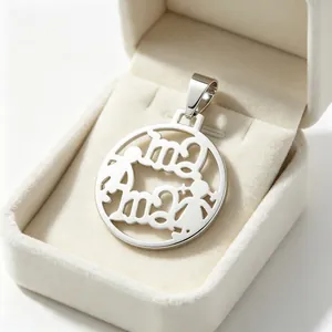 Détail d'un pendentif rond évidé en acier titane avec motif mère-enfant dans un écrin