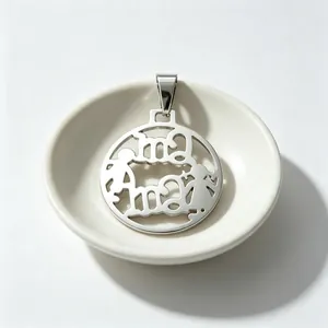 Vue détaillée du pendentif rond en acier titane argenté motif mère et enfant.