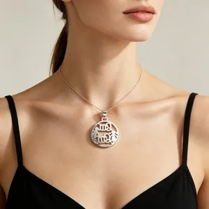 Détail du collier avec pendentif creux mère et enfant en argent porté par un mannequin