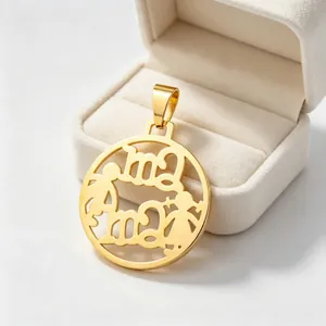 Gros plan d'un pendentif ajouré or mère et enfant dans une boîte à bijoux en velours