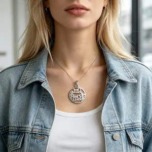 Collier avec pendentif mère et enfant en acier titane argenté sur un mannequin