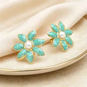 Vue détaillée des boucles d'oreilles vintage en émail turquoise avec perle centrale