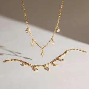Detailansicht der 18 Karat vergoldeten Edelstahlkette und des Armbands mit Zirkonia.